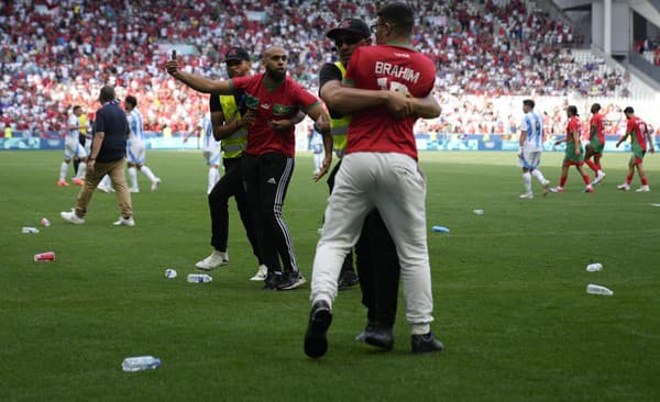 Marockí fanúšikovia zaútočili na hráčov Argentíny.