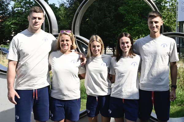 Na snímke slovenskí reprezentanti, zľava Marius Fízeľ (džudo), Zuzana Rehák Štefečeková (športová streľba), Viktória Forsterová, Hana Burzalová a Dominik Černý (atletika) pózujú počas odchodu na Letné olympijské hry 2024 do Paríža.