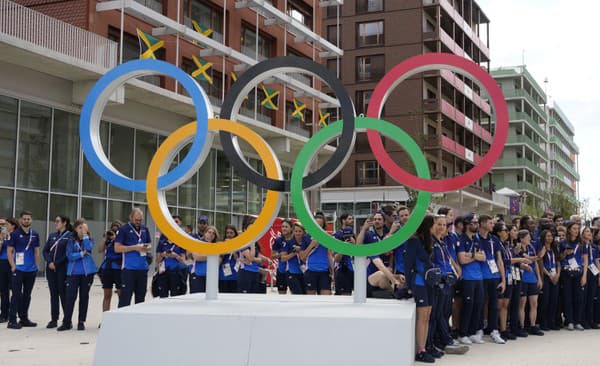 Francúzsky prezident Emmanuel Macron (vľavo) a francúzski športovci počas návštevy olympijskej dediny na XXXIII. letné olympijské hry v Paríži.