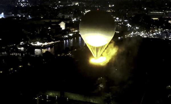 Na snímke olympijský oheň stúpa na balóne k oblohe po zapálení počas otváracieho ceremoniálu XXXIII. letných olympijských hier v Paríži 26. júla 2024.