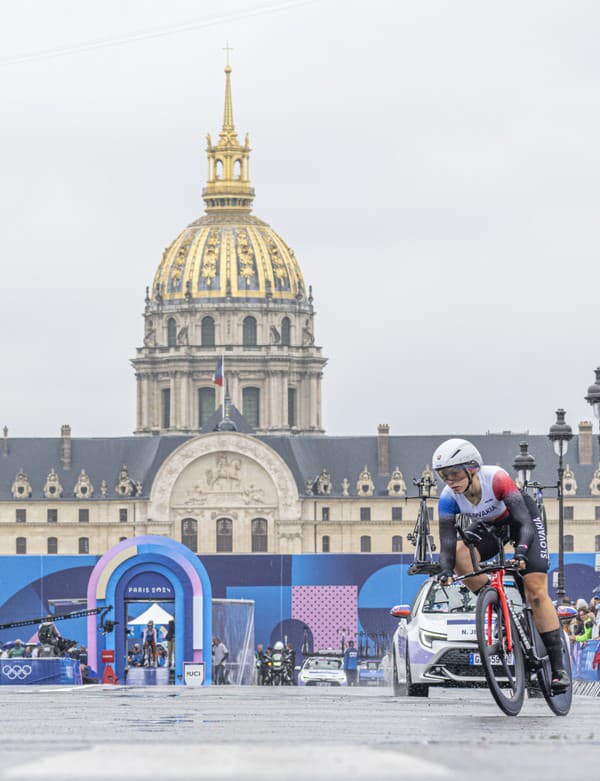 Slovenská cyklistka Nora Jenčušová na trati individuálnej časovky žien počas XXXIII. letných olympijských hier v Paríži.