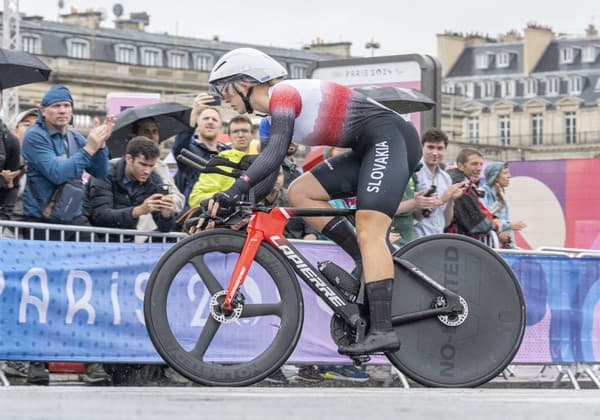 Slovenská cyklistka Nora Jenčušová na trati individuálnej časovky žien počas XXXIII. letných olympijských hier v Paríži.