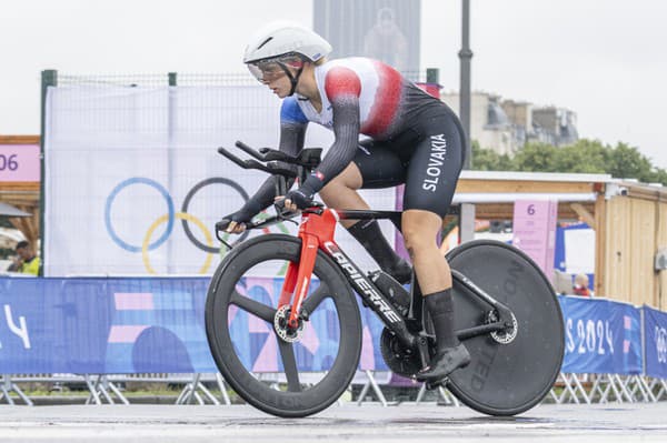 Slovenská cyklistka Nora Jenčušová na trati individuálnej časovky žien počas XXXIII. letných olympijských hier v Paríži.