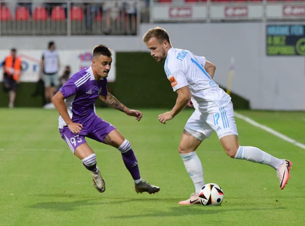 Na snímke Viktor Sliacky (Komárno) a Jurij Medveděv (Slovan Bratislava).