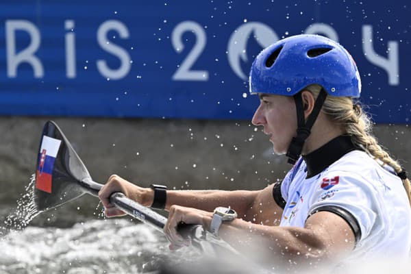 Slovenská vodná slalomárka Eliška Mintálová pádluje v semifinálovej jazde.