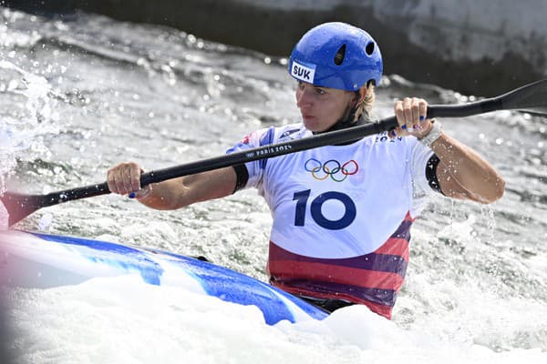 Slovenská vodná slalomárka Eliška Mintálová pádluje v semifinálovej jazde.