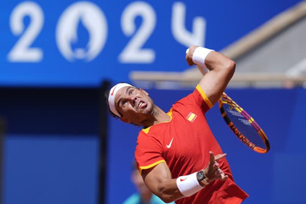 Španielsky tenista Rafael Nadal podáva na Srba Novaka Djokoviča počas 2. kola mužskej dvojhry na XXXIII. letných olympijských hrách 2024 v Paríži.