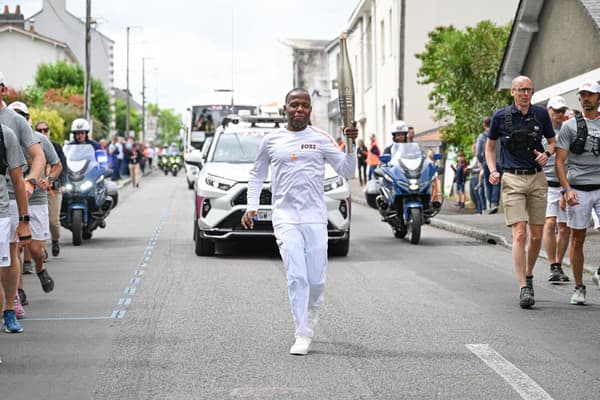 Takto v Nantes niesol olympijskú pochodeň.