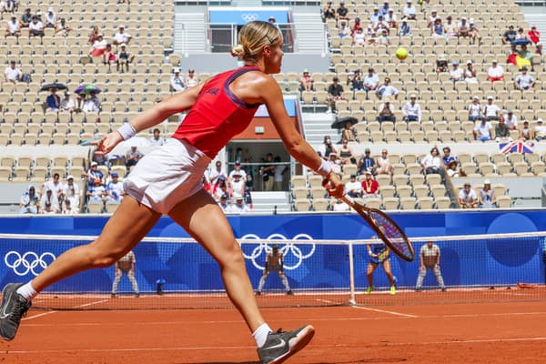 Slovenská tenistka Anna Karolína Schmiedlová postúpila do štvrťfinále olympijského turnaja.