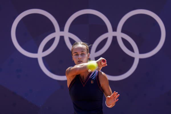 Slovenská tenistka Anna Karolína Schmiedlová odvracia úder Češky Barbory Krejčíkovej vo štvrťfinále ženskej dvojhry na XXXIII. letných olympijských hrách 2024 v Paríži.