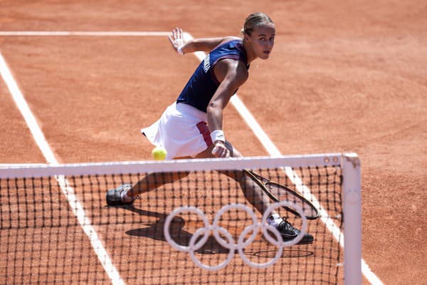 Slovenská tenistka Anna Karolína Schmiedlová odvracia pri sieti úder Češky Barbory Krejčíkovej. 