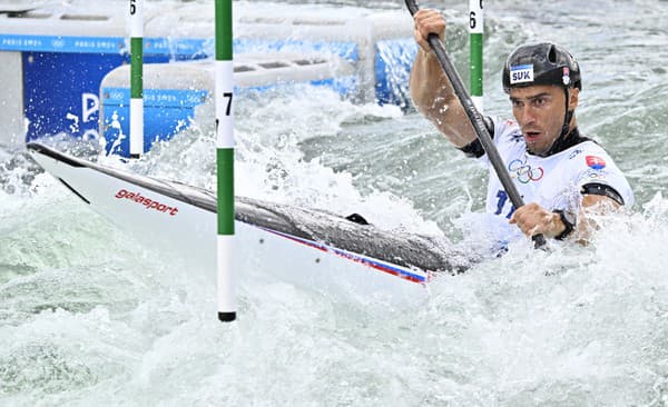 Na snímke slovenský vodný slalomár Jakub Grigar na trati počas semifinále v kategórii K1.