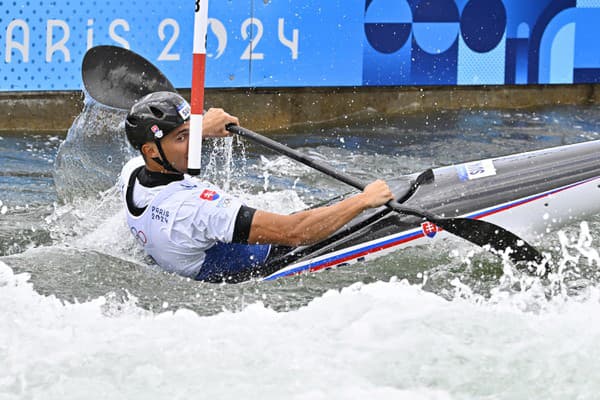 Na snímke slovenský vodný slalomár Jakub Grigar na trati počas semifinále v kategórii K1 mužov.