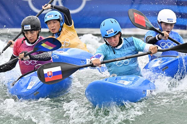 Zľava vodná slalomárka Monica Doria Villarublová z Andory, Haruka Okazakiová z Japonska, Slovenka Eliška Mintálová a Li Š'-tching z Číny v kvalifikačnej jazde kajak krosu počas XXXIII. letných olympijských hier v Paríži