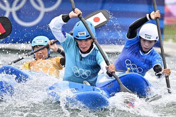 Zľava vodná slalomárka Haruka Okazakiová z Japonska, Slovenka Eliška Mintálová a Li Š'-tching z Číny v kvalifikačnej jazde kajak krosu počas XXXIII. letných olympijských hier v Paríži