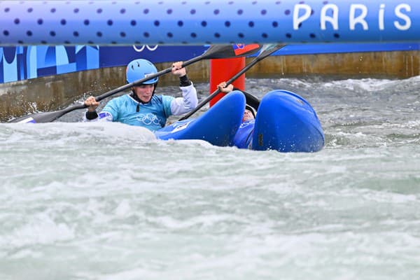 Zľava slovenská vodná slalomárka Haruka Eliška Mintálová a Li Š'-tching z Číny v kvalifikačnej jazde kajak krosu počas XXXIII. letných olympijských hier v Paríži