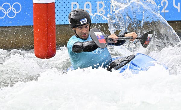 Slovenský vodný slalomár Jakub Grigar v kvalifikačnej jazde kajak krosu počas XXXIII. letných olympijských hier v Paríži