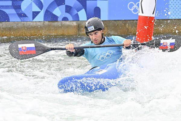 Slovenský vodný slalomár Jakub Grigar v kvalifikačnej jazde kajak krosu počas XXXIII. letných olympijských hier v Paríži 