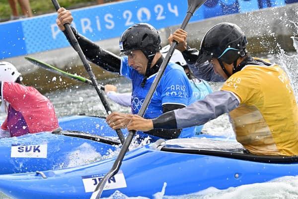 Sprava Japonec Juuki Tanaka a slovenský vodný slalomár Matej Beňuš v kvalifikačnej jazde kajak krosu počas XXXIII. letných olympijských hier v Paríži