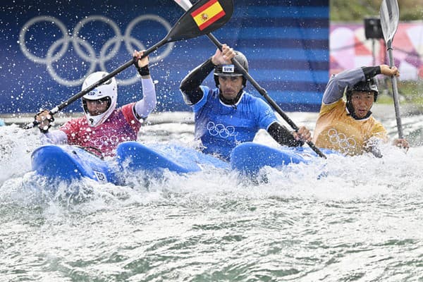 Sprava Japonec Juuki Tanaka, slovenský vodný slalomár Matej Beňuš a Španiel Miquel Travé  v kvalifikačnej jazde kajak krosu počas XXXIII. letných olympijských hier v Paríži