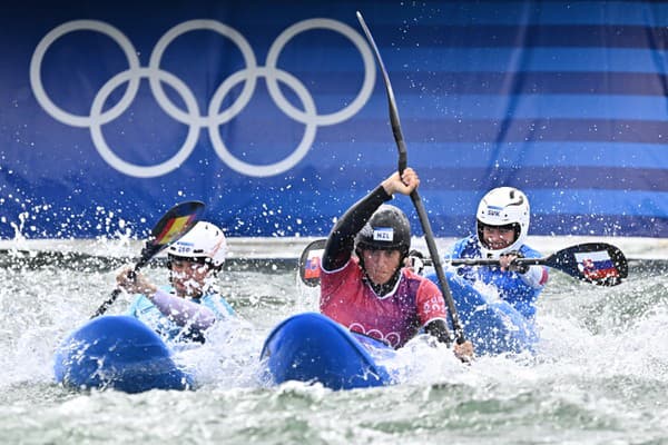 Sprava slovenská vodná slalomárka Zuzana Paňková, Luuka Jonesová z Nového Zélandu a Španielka Miren Lazkanová v kvalifikačnej jazde kajak krosu počas XXXIII. letných olympijských hier v Paríži