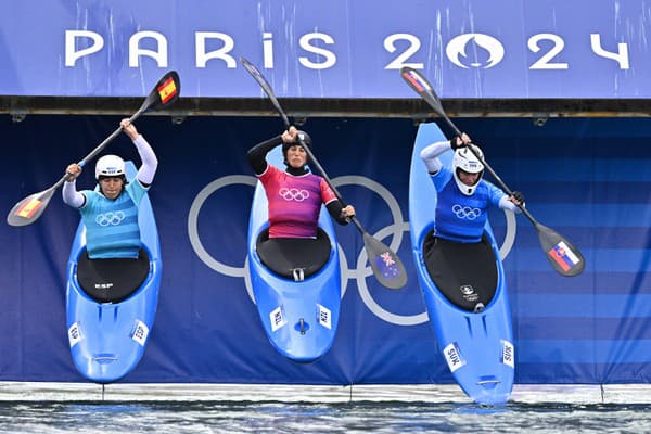 Sprava slovenská vodná slalomárka Zuzana Paňková, Luuka Jonesová z Nového Zélandu a Španielka Miren Lazkanová v kvalifikačnej jazde kajak krosu počas XXXIII. letných olympijských hier v Paríži