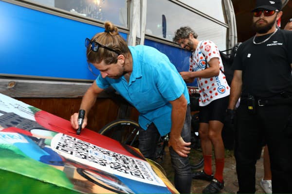 Peter Sagan v Slovenskom dome podpísal aj cyklokaravan fanúšikom.