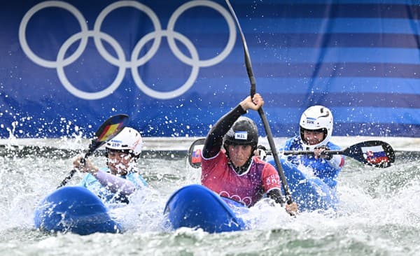 Sprava slovenská vodná slalomárka Zuzana Paňková, Luuka Jonesová z Nového Zélandu a Španielka Miren Lazkanová v kvalifikačnej jazde kajak krosu počas XXXIII. letných olympijských hier v Paríži