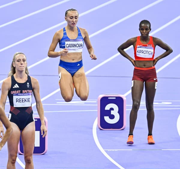 Zľava Jemma Reekieová z Veľkej Británie, slovenská atlétka Gabriela Gajanová a Vivian Chebetová Kiprotichová z Kene pred semifinále behu na 800 metrov na XXXIII. letných olympijských hrách v Paríži 