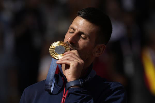 Novak Djokovič sa teší z olympijského zlata.