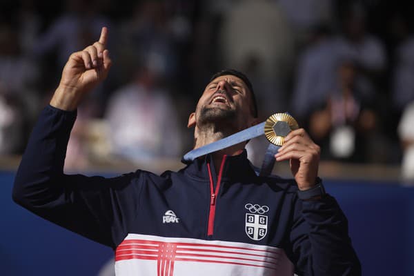 Novak Djokovič sa teší z olympijského zlata.