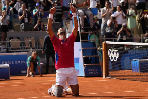 Novak Djokovič sa teší z olympijského zlata.