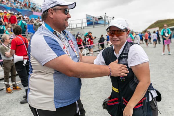 Strelkyňa Hocková mala počas preteku na krku retiazku s olympijskými kruhmi. Po dobrom výkone jej gratuloval aj Fedor Dunajčík, ktorý je v tíme Danky Bartekovej.