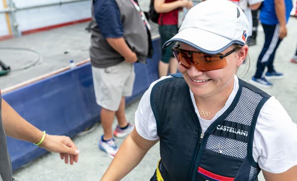 Strelkyňa Hocková mala počas preteku na krku retiazku s olympijskými kruhmi.