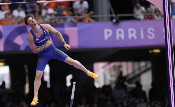 Francúzsky skokan Anthony Ammirati počas olympijskej kvalifikácii v Paríži.