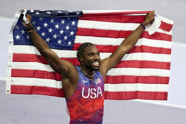 Americký atlét Noah Lyles sa raduje zo zisku zlatej medaily v behu na 100 m.