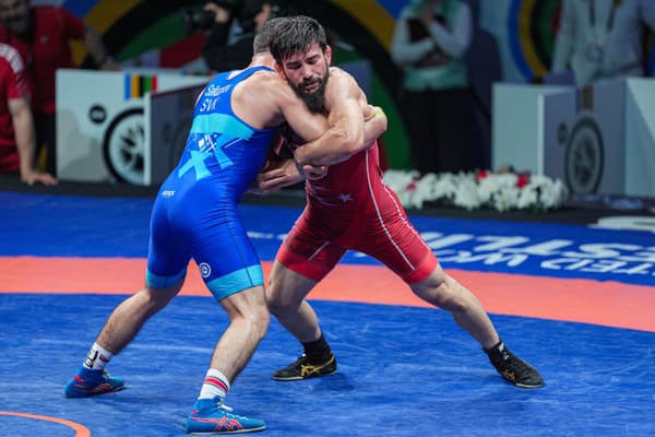 Slovenský zápasník Tajmuraz Salkazanov (v modrom) a turecký zápasník Soner Demirtaš počas semifinále kategórie do 74 kg na turnaji svetovej olympijskej kvalifikácie v Istanbule.