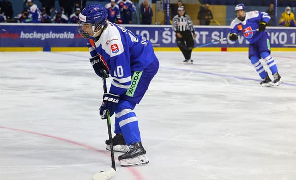 Michal Svrček s pukom na hokejke počas Hlinka Gretzky Cupu 2024.