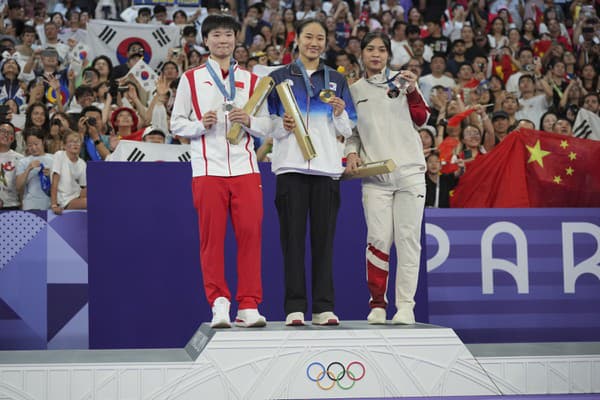 Zlatá Juhokórejčanka An Se-jong (v strede), strieborná Číňanka Che Ping-ťiao (vľavo) a bronzová Indonézka Gregoria Tunjungová.