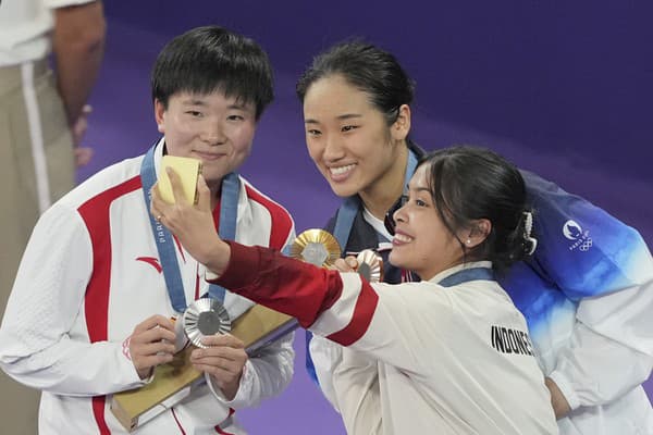 Zlatá Juhokórejčanka An Se-jong (v strede), strieborná Číňanka Che Ping-ťiao (vľavo) a bronzová Indonézka Gregoria Tunjungová.