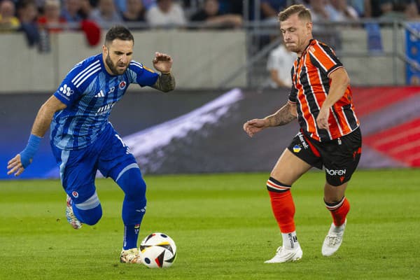  Tigran Barseghjan (Slovan) a Maximilian Meyer (Apoel) počas prvého zápasu 3. predkola futbalovej Ligy majstrov ŠK Slovan Bratislava - APOEL Nikózia 