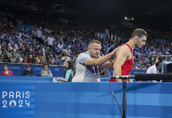 Slovenský reprezentant v zápasení Tajmuraz Salkazanov (vpravo) a slovenský reprezentačný tréner Erik Cap.