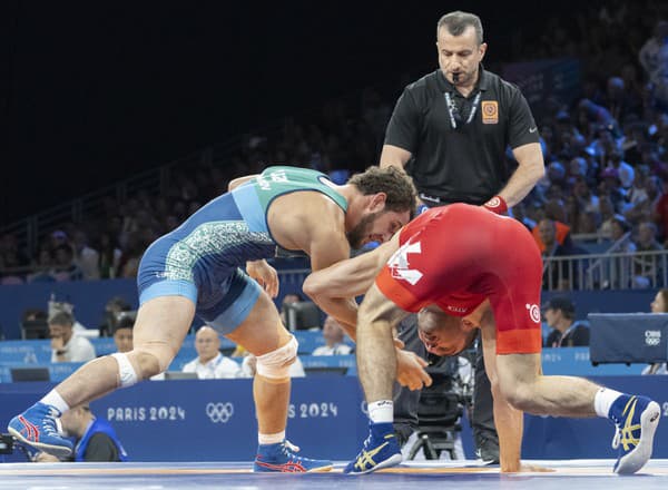 Slovenský reprezentant v zápasení Tajmuraz Salkazanov (červený dres) a Uzbek Razambek Žamalov bojujú v osemfinálovom voľnoštýliarskej kategórie do 74 kg.