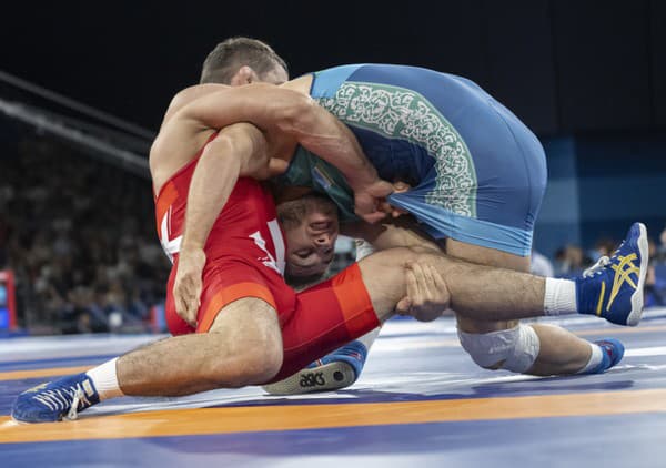 Slovenský reprezentant v zápasení Tajmuraz Salkazanov (červený dres) a Uzbek Razambek Žamalov bojujú v osemfinálovom voľnoštýliarskej kategórie do 74 kg.