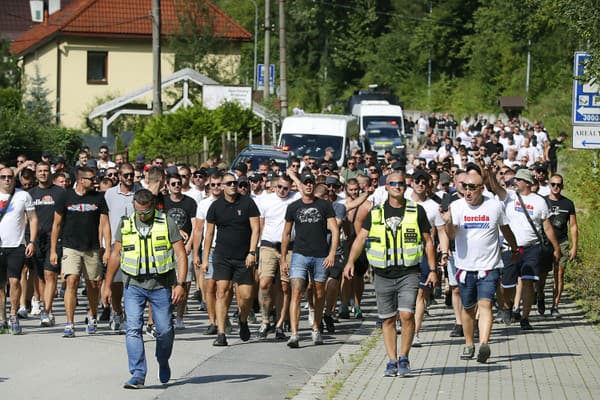 Chorváti šli mestom na zápas spolu.