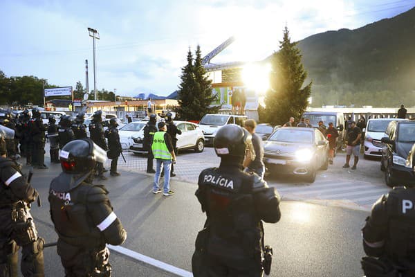 Polícia na všetko dohliadala.