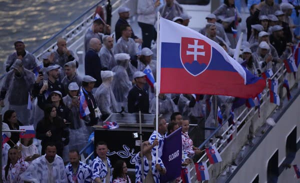 Slovenská výprava počas otváracieho ceremoniálu OH v Paríži.   