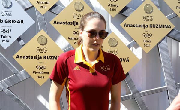 Na snímke olympijskí medailisti Dukly Banská Bystrica zľava alpská lyžiarka Petra Vlhová a bývalý futbalista František Kunzo.