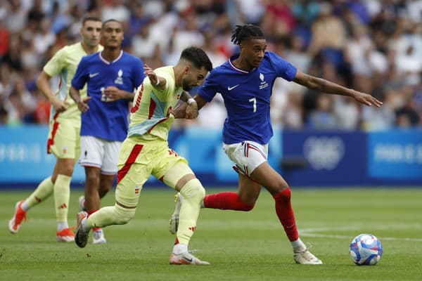 Francúzsky futbalista Michael Olise sa zneúctil olympijskú medailu. 