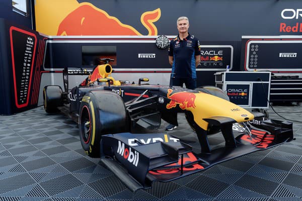 Hlavnou hviezdou vypredaného podujatia na Rohanskom nábreží bol legendárny škótsky pilot David Coulthard. 